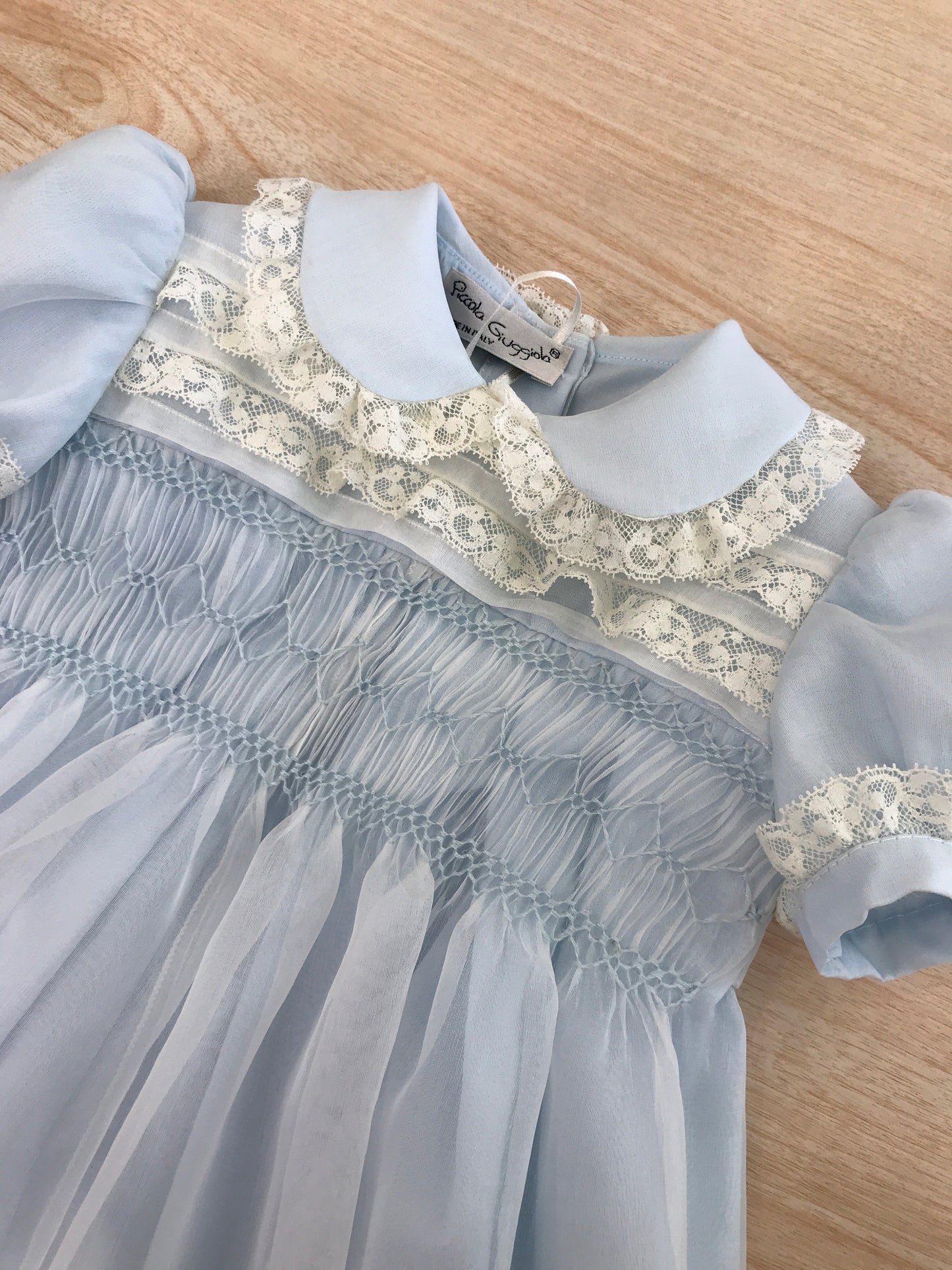 Pagliaccetto Piccola Giuggiola in organza in seta manica a sbuffo con corpetto lavorato da punto smock e lavorazione di valancienne