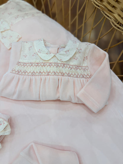 Coordinato Baby Gi in ciniglia rosa pesca con fiocchetti punto smock e fiorellini