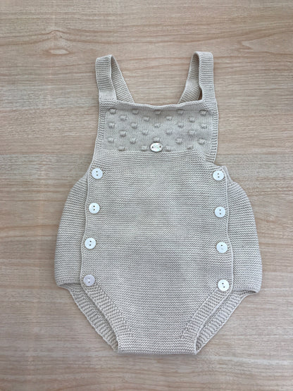Salopette Martin Aranda tortora con bottoncini con pois in rilievo sul petto con bretelle ad incrocio sul retro