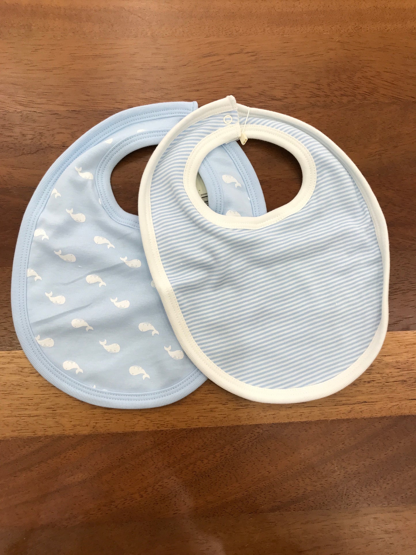 Bavaglino Petit Bateau coppia celeste a righe e una con balene