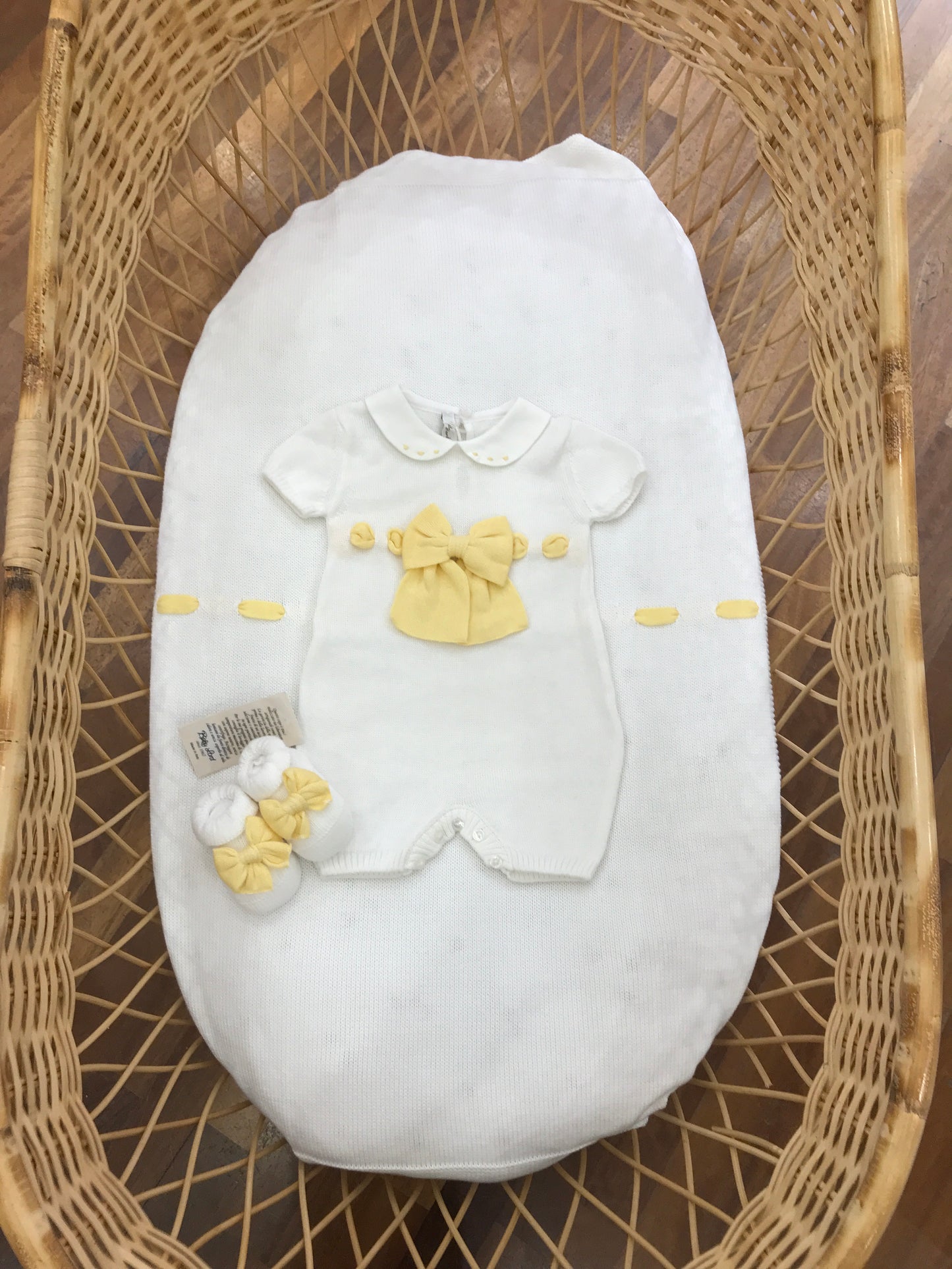Coordinato nascita Baby Lord in filo bianco e giallo con passanastro con fiocco babbucce abbinate con fiocco giallo