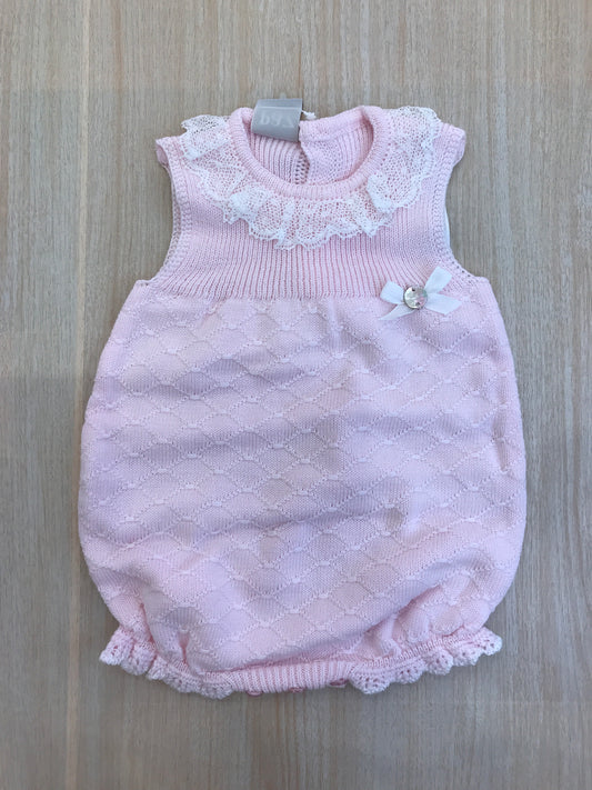 Pagliaccetto Paz Rodriguez in filo rosa smanicato con lavorazione a maglia e collo con rusche
