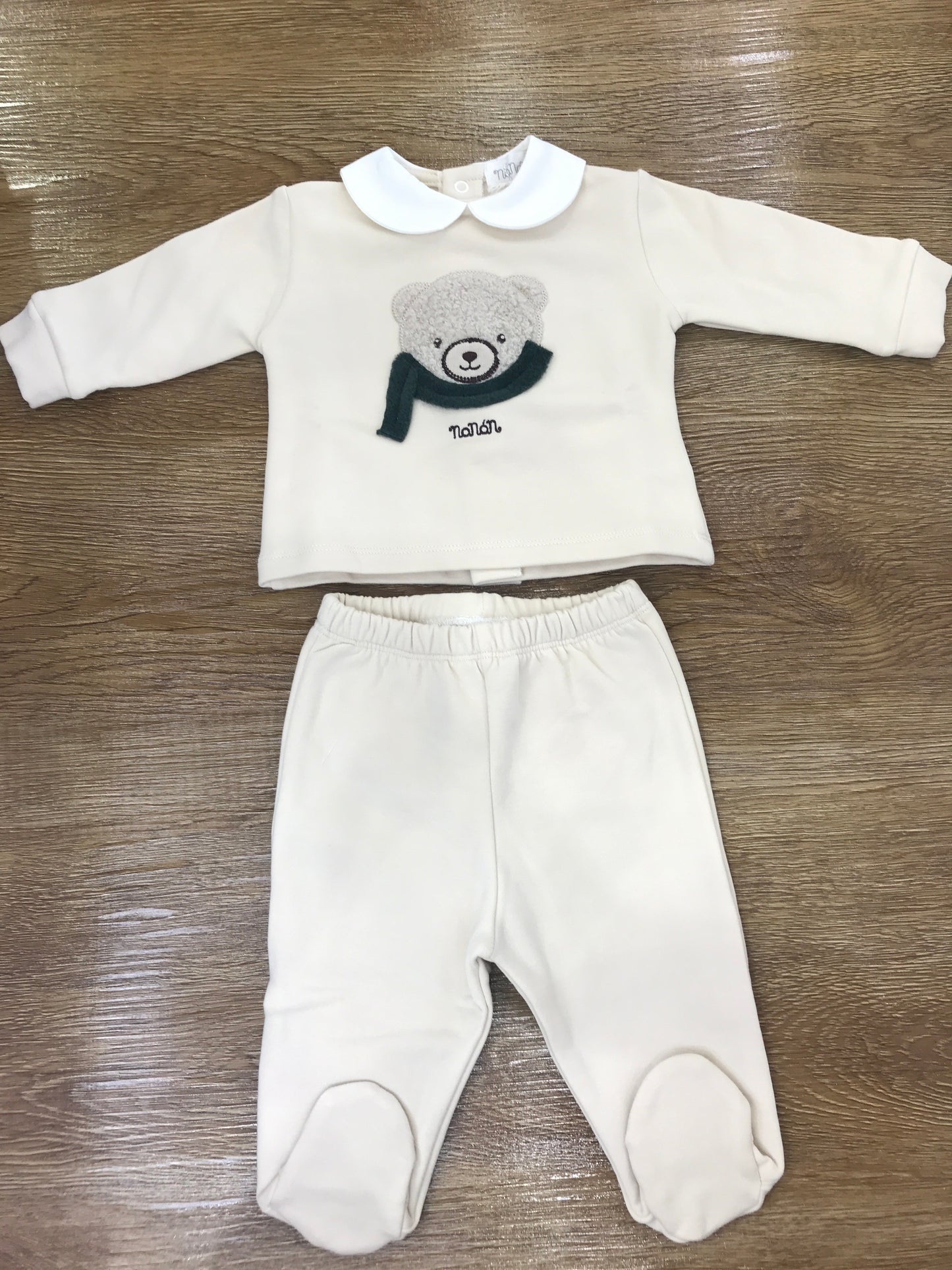 Tutina Nanan due pezzi in caldo cotone beige con piedini con collo bianco tondo con orsetto sul davanti