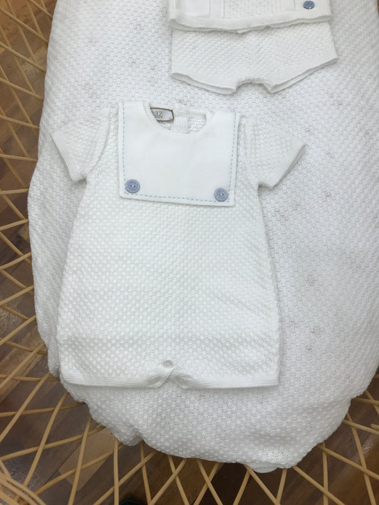 Coordinato nascita Paz Rodriguez in filo coperta con lavorazione a maglia completino due pezzi bianco e pagliaccetto anch'esso in filo