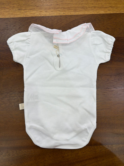 Body Baby Gi in cotone bianco con mezza manica con collo con rusche dal profilo rosa