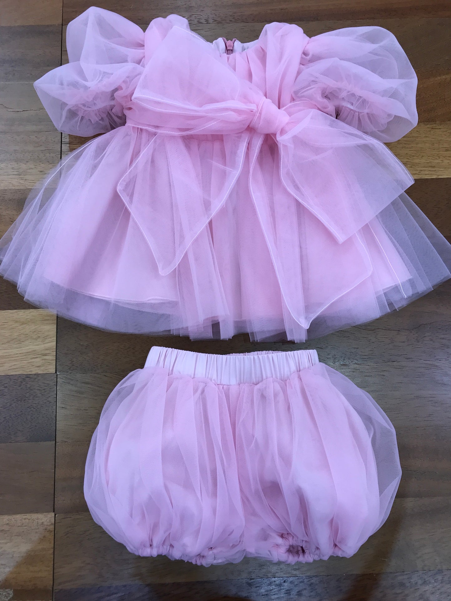 Completo a'lapage in tulle blusa con manica a sbuffo con fiocco grande in tulle con culotte abbinata