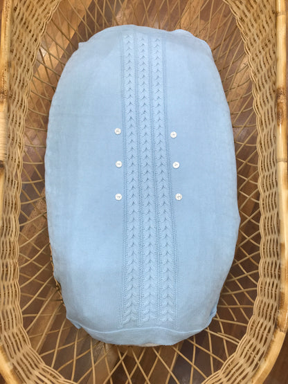 Coperta Coccodè in filo celeste con lavorazione di trecce sul davanti con bottoni in madreperla