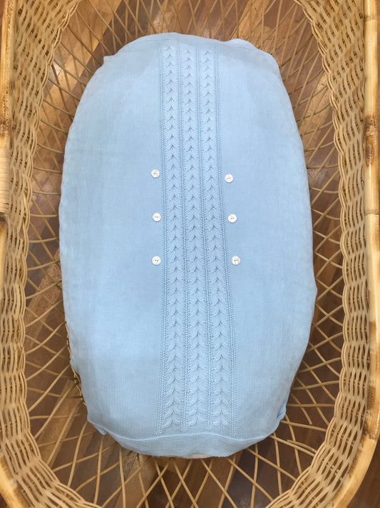 Coperta Coccodè in filo celeste con lavorazione di trecce sul davanti con bottoni in madreperla