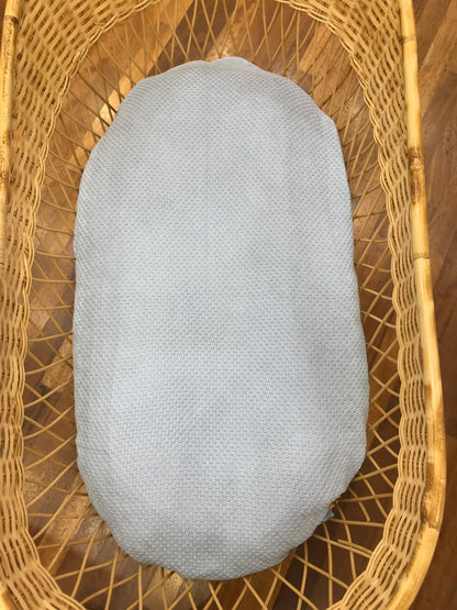 Coperta Paz Rodriguez in filo celeste con lavorazione in maglia
