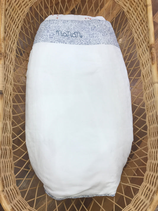 Coperta Nanan in caldo cotone bianco con bordo con rusche a fiori