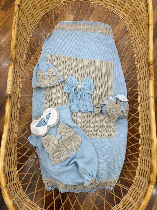 Coordinato nascita Bebè di Almy in filo celeste e tortora traforato con fiocchi alternati tutina babbucce e cappello abbinati alla coperta