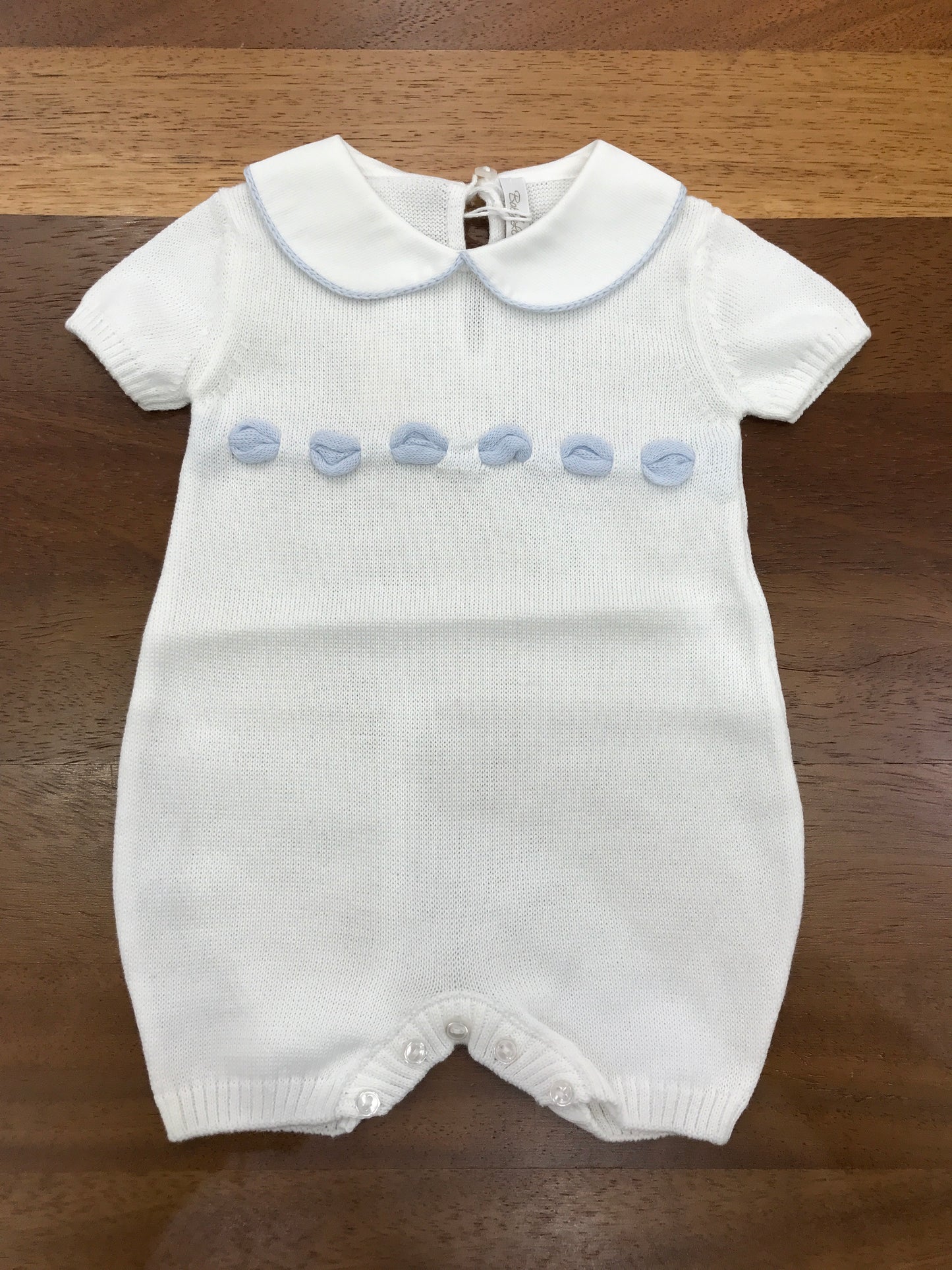 Pagliaccetto Baby Lord in filo bianco mezza manica collo tondo bianco con passanastro celeste sul davanti