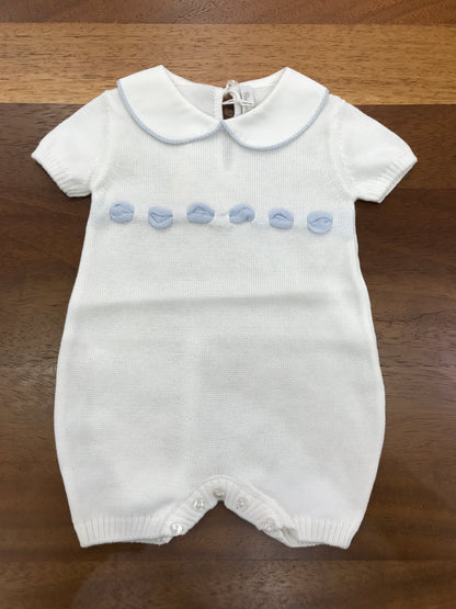 Pagliaccetto Baby Lord in filo bianco mezza manica collo tondo bianco con passanastro celeste sul davanti