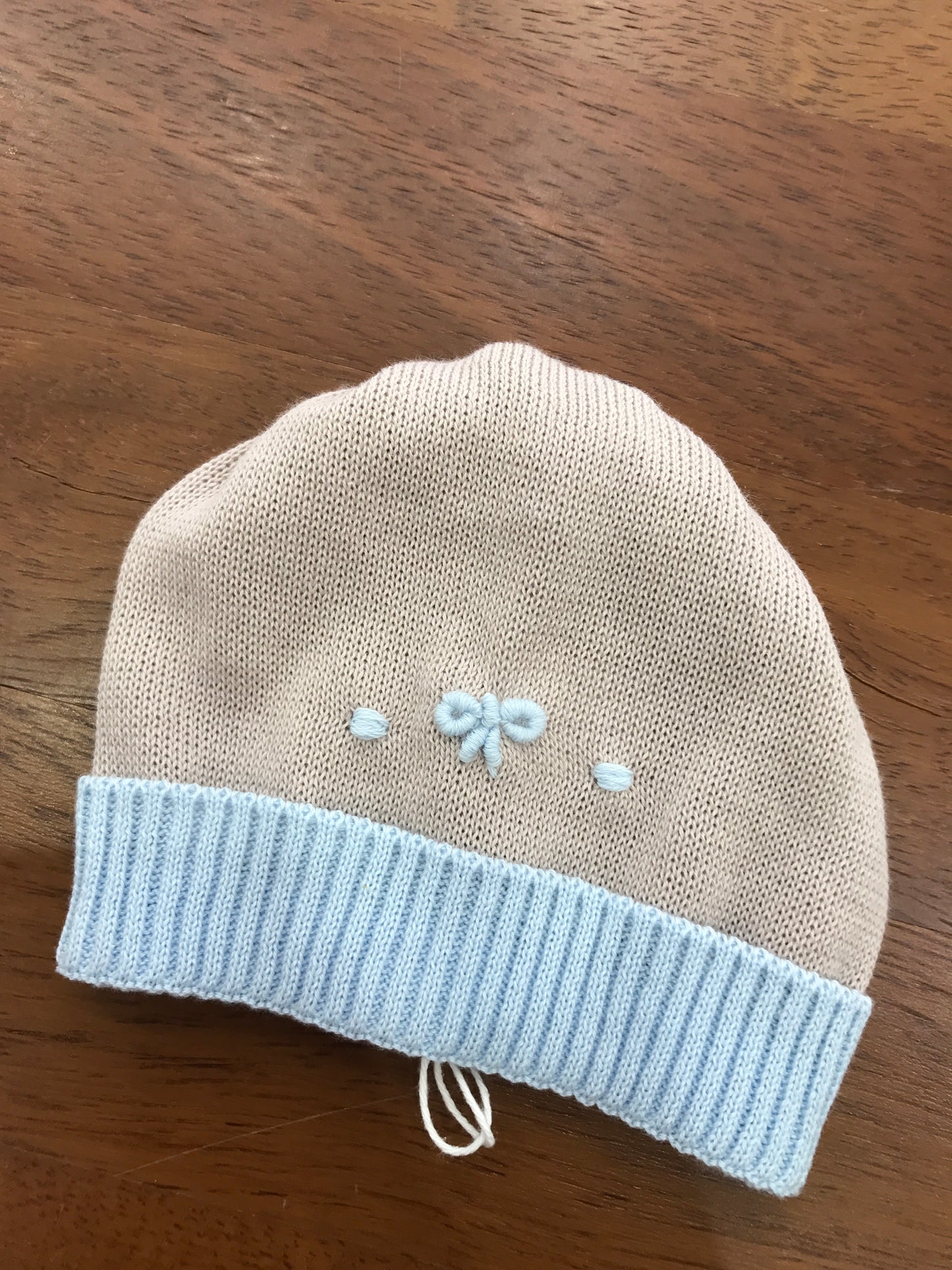 Cappello Baby Lord in filo tortora con risvolto celeste con pois e fiocchetto ricamati a mano