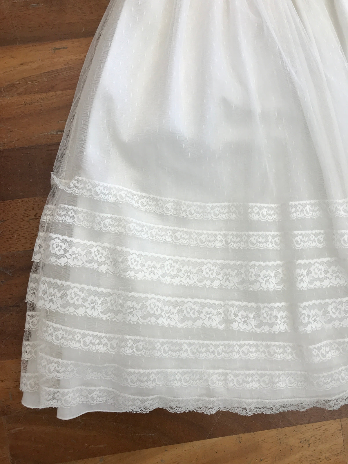 Abito lungo Pure in tulle lavorato da pizzo mezza manica con strato in tulle ed effetto pioggia
