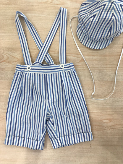 Completo Cielo Blu salopette con bretelle e cappello con visiera abbinato a righe bianche celesti e blu