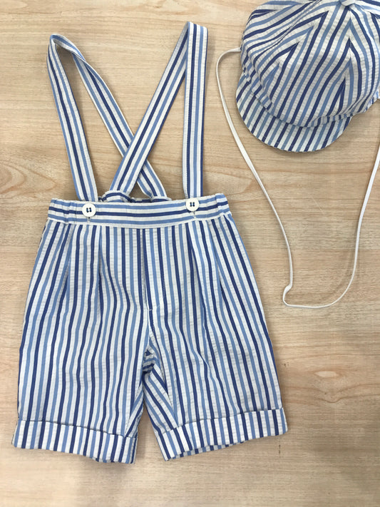 Completo Cielo Blu salopette con bretelle e cappello con visiera abbinato a righe bianche celesti e blu
