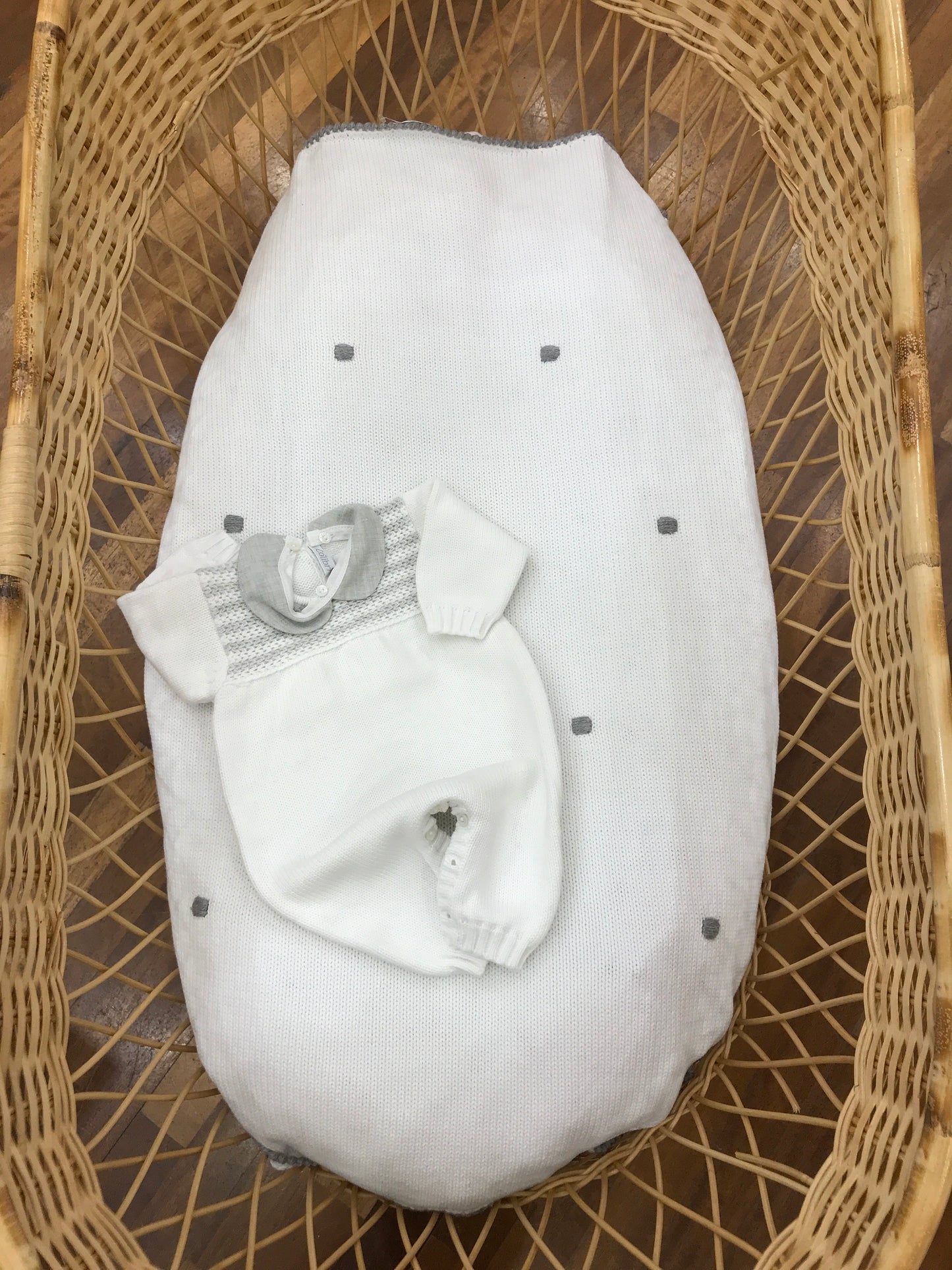 Coordinato nascita Colibrì in filo bianco coperta con pois grigi tutina intera con corpetto lavorato in grigio