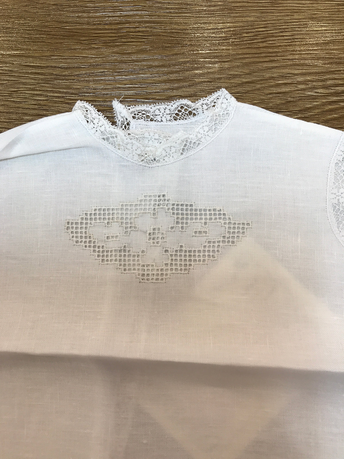 Camicino Piccola Giuggiola in lino con applicazione di valancienne con piccolo ricamo al centro sul davanti
