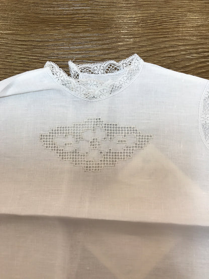 Camicino Piccola Giuggiola in lino con applicazione di valancienne con piccolo ricamo al centro sul davanti