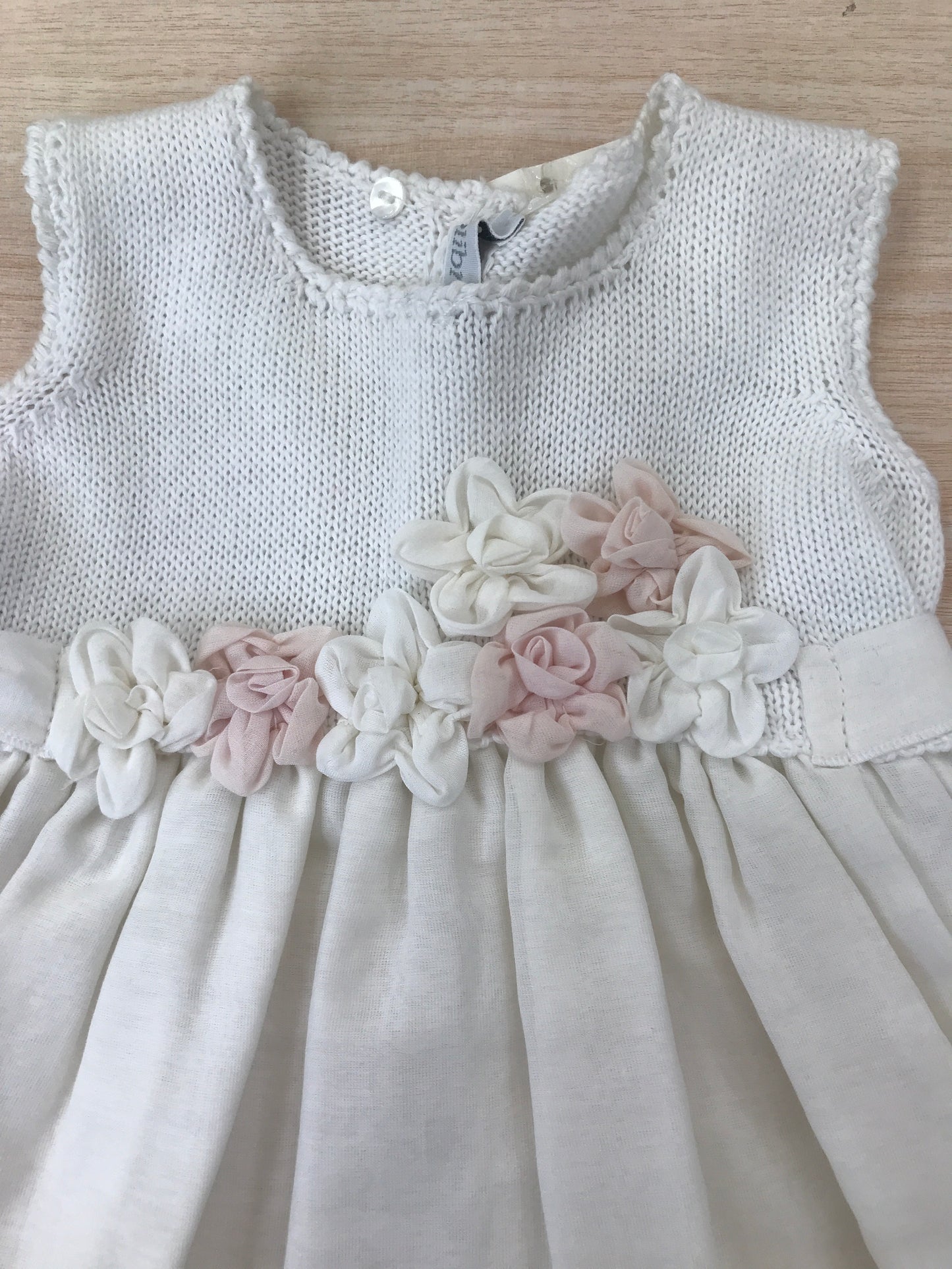 Abito Colibrì in cotone con corpetto in filo bianco con applicazione id fiori bianchi e rosa con fiocco sul retro