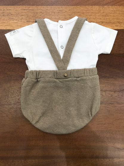 Pagliaccetto Nanan in filo e cotone salopette con bretelle con abbinata t-shirt mezza manica bianca