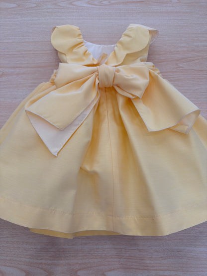 Abito Le Bebè in cotone smanicato con collo smerlato con fiocco sul retro in una tonalità di giallo chiaro