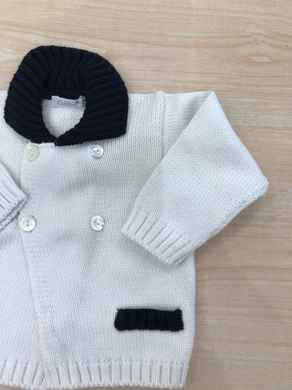Cardigan Colibrì in filo bianco con colletto blu scuro e tasche rifinite sul blu
