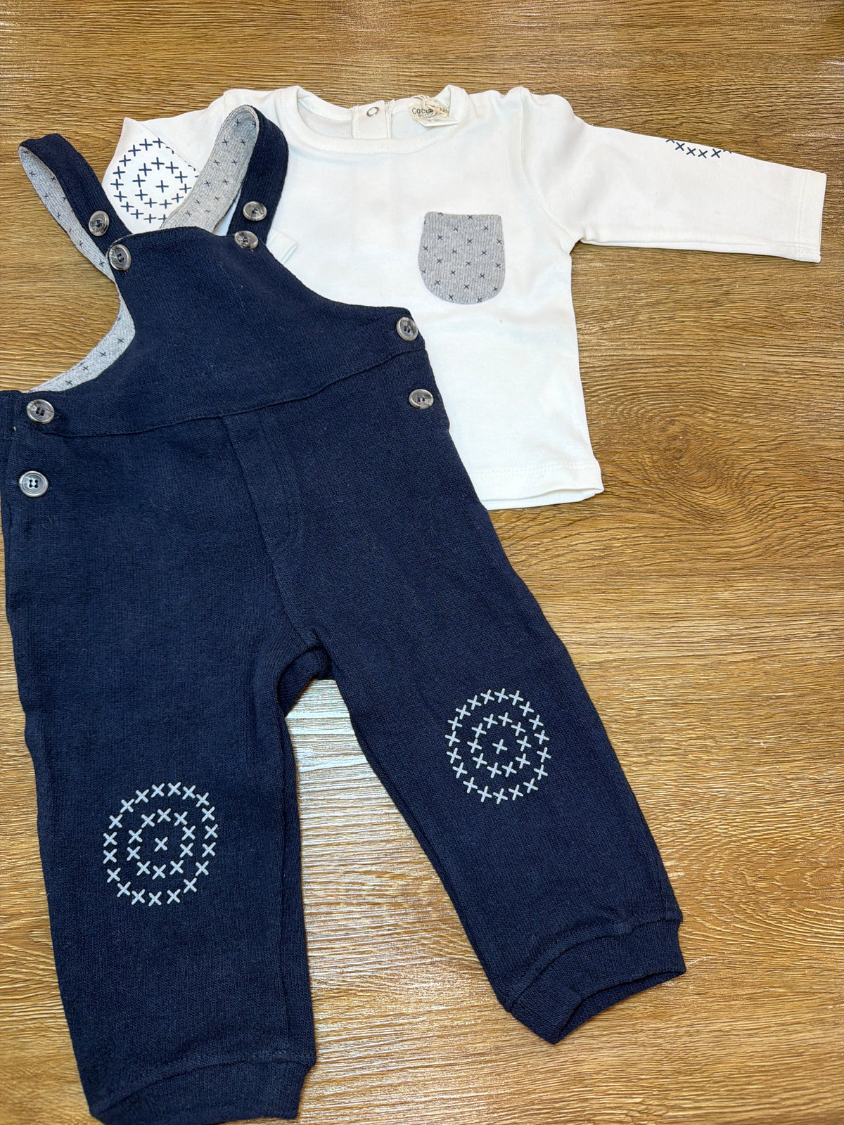 Tuta Coccodè due pezzi pantalone con bretelle blu scuro e t-shirt bianca manica lunga