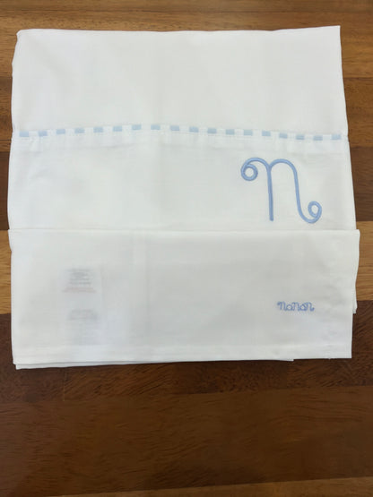 Lenzuolino Nanan bianco in cotone con logo nanan su federa con passanastro celeste