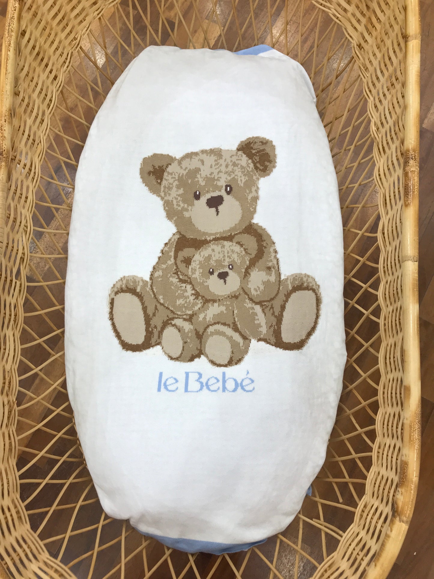 Coperta Le Bebè in filo bianca con dettagli in azzurro e orsetti ricamati sul davanti