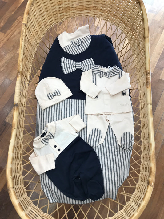 Coordinato nascita Nanan coppia di gemellini blu scuro e beige con righe blu completino due pezzi e tutina intera con cappellino e bavaglino