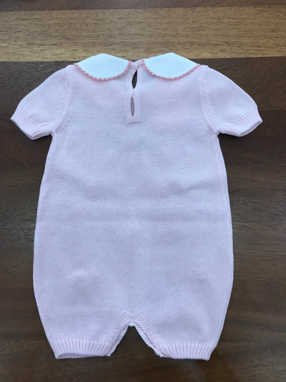 Pagliaccetto Baby Lord in filo rosa mezza manica con rose corallo lavorate sul davanti