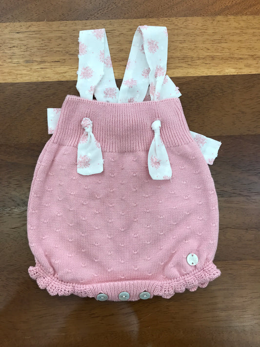 Pagliaccetto Paz Rodriguez in filo rosa con bretelle in cotone bianco con fiori rosa sul retro un fiocco bianco con fiori rosa