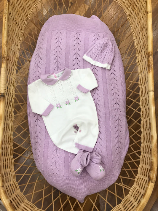 Coordinato nascita Colori Chiari in filo lilla traforato con dettagli in bianco fiori ricamati a mano su babbucce e tutina