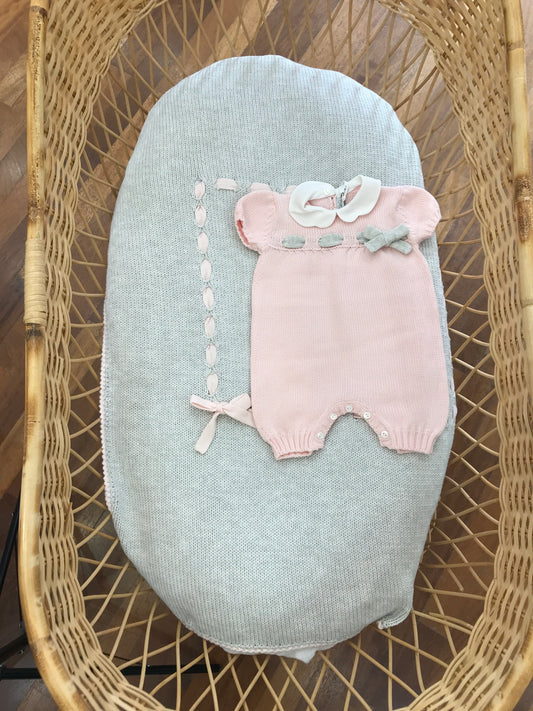 Coordinato nascita Colibrì in filo grigio e rosa con passanastro e fiocchetti