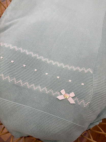 Coperta Paz Rodriguez in filo verde smerlata con ricami in bianco e pois