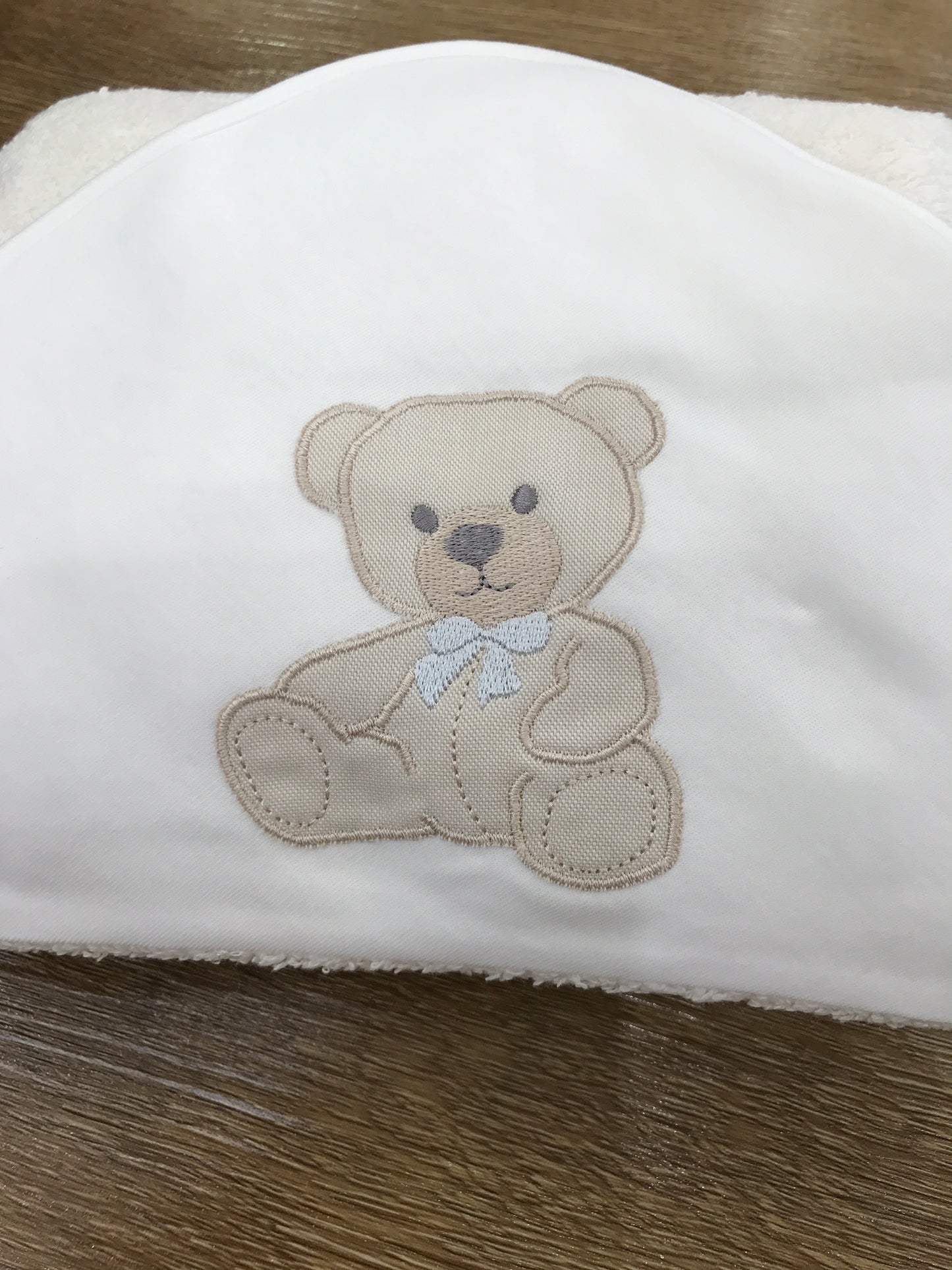 Telo Bagnetto Baby Gi in spugna panna con orsetto con fiocchetto sul davanti