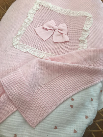 Coordinato Baby Lord set comprende copertina tutina scarpine e cuffietta coordinati da fiocchi e valancienne escluso il lenzuolino dal coordinato