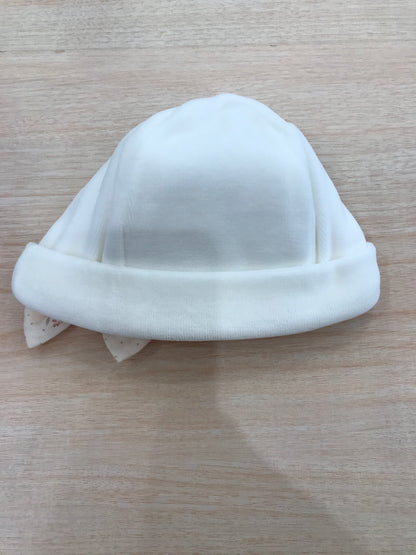 Cappello Baby Gi in ciniglia panna con risvolto e fiocchetto floreale
