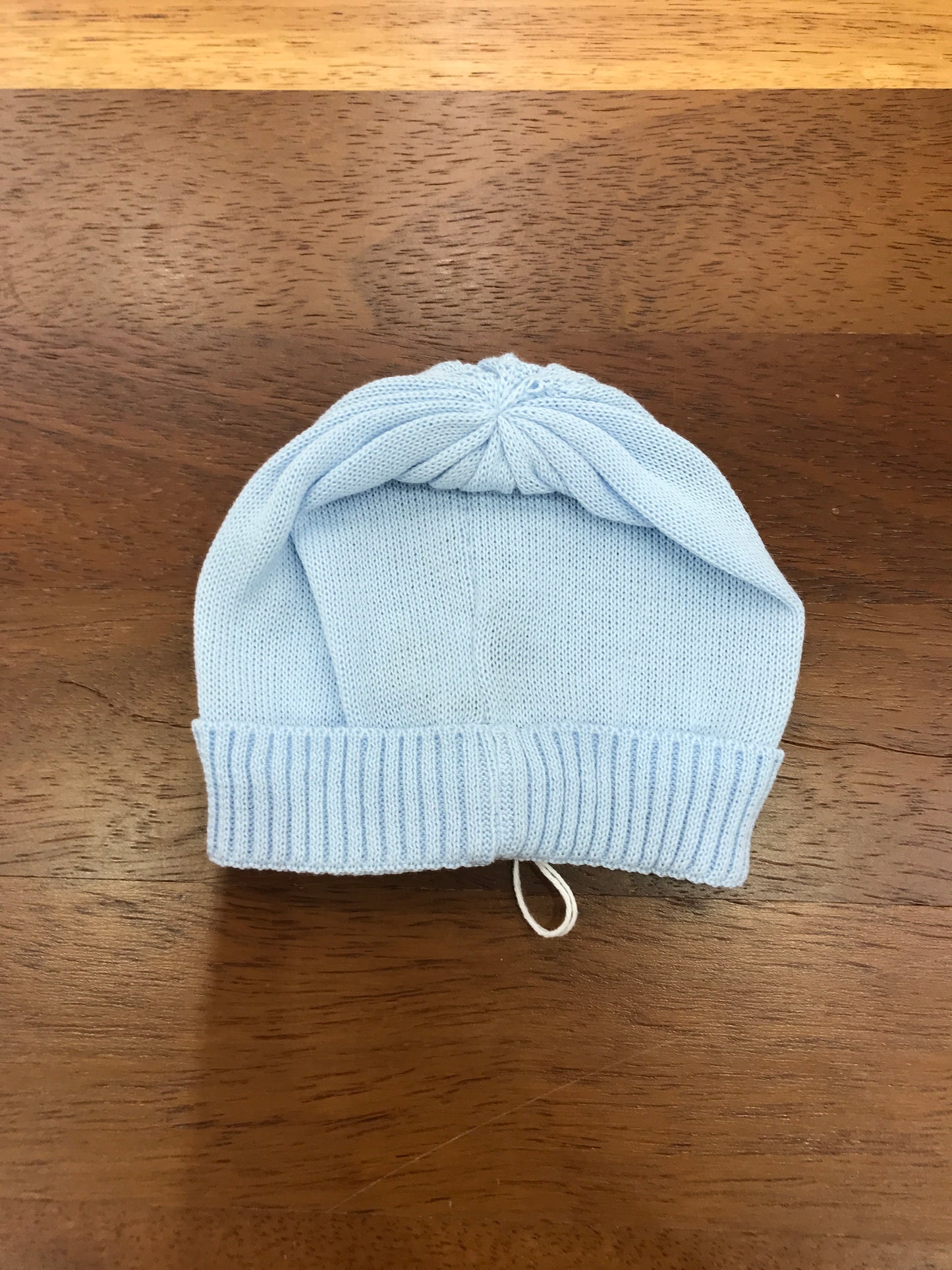 Cappello Baby Lord in filo celeste con risvolto con lavorazione di trecce sul davanti