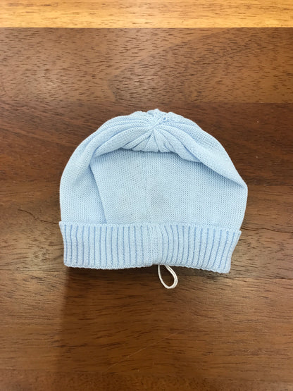 Cappello Baby Lord in filo celeste con risvolto con lavorazione di trecce sul davanti