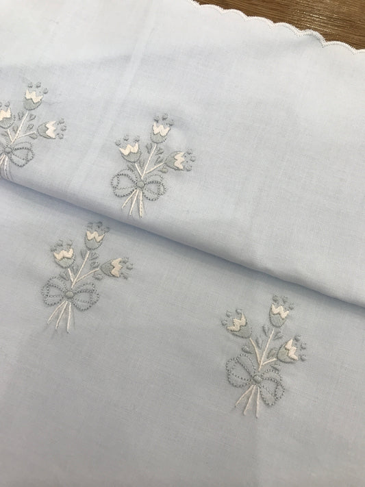 Lenzuola Piccola Giuggiola in battista di cotone smerlata con fiori ricamati sul davanti