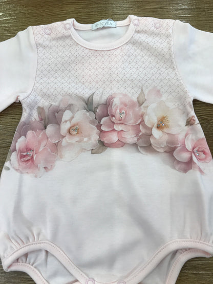 Pagliaccetto Sofija in caldo cotone rosa con camelie sul davanti