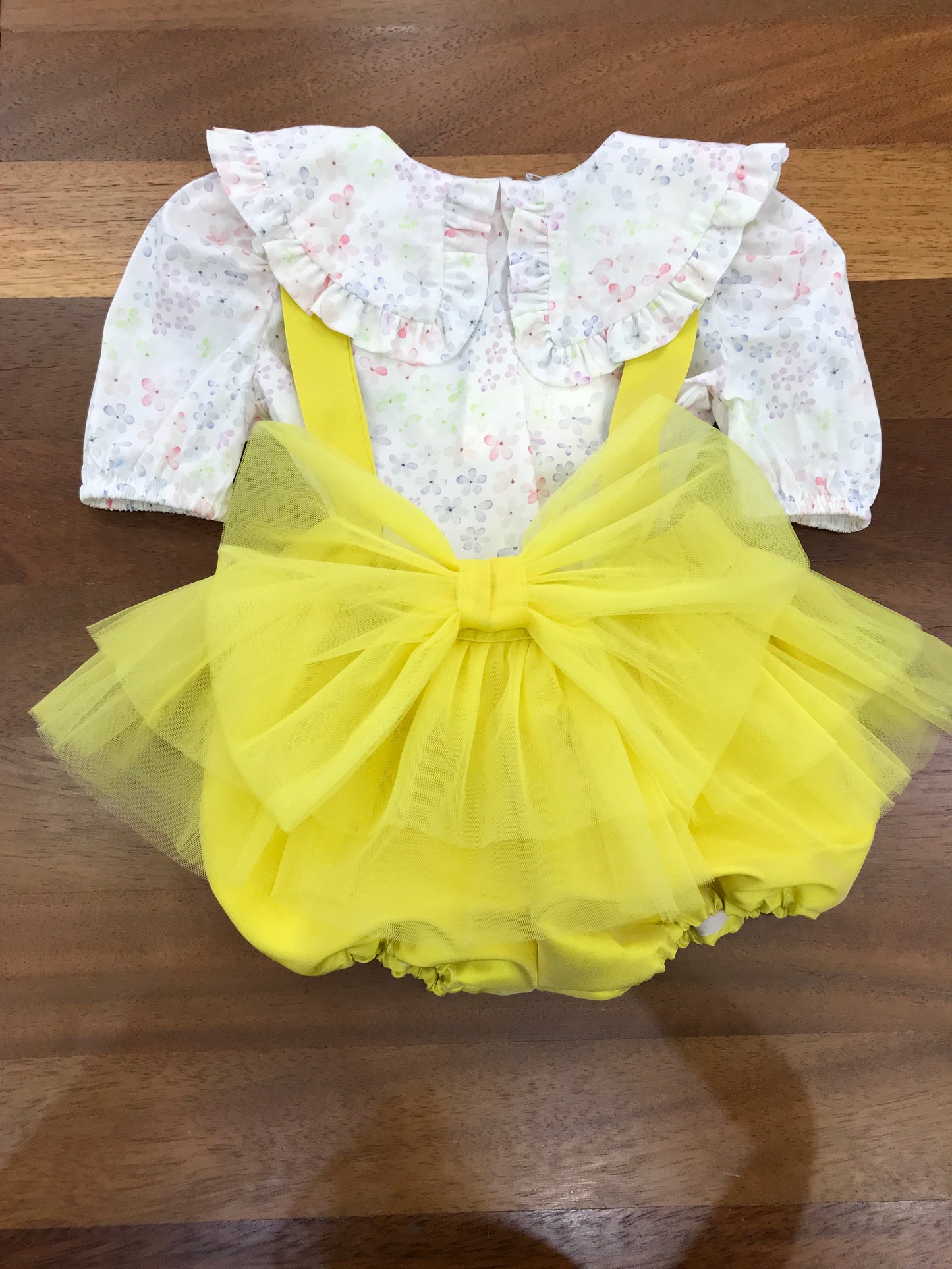 Salopette a'lapage in seta con bretelle con tulle con fiocco sul davanti