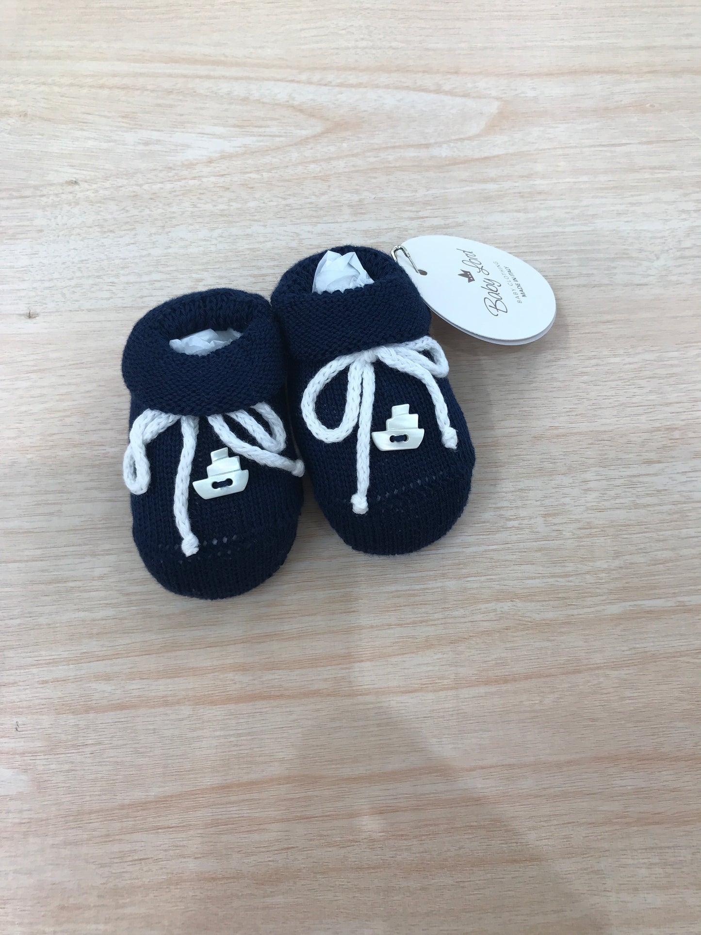 Babbucce Baby Lord in filo blu scuro con fiocchetto bianco e nave applicata sul davanti