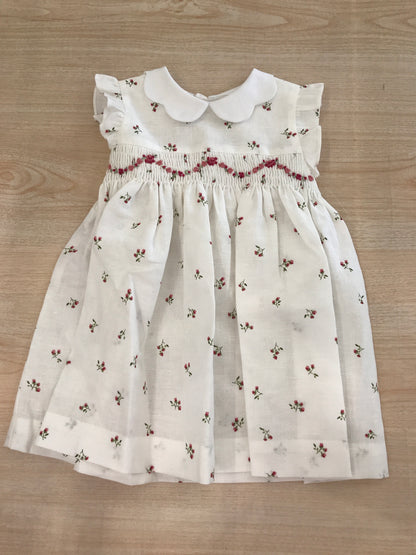 Abito Les Enfants de Gisele in lino smanicato con collo smerlato con piccoli fiori e lavorazione di punto smock con fiori in rilievo