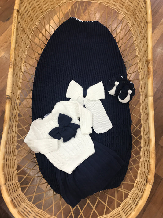 Coordinato nascita Bebè di Almy in filo bianco e blu coperta blu con fiocco bianco grande completino due pezzi con gonna babbucce abbinate