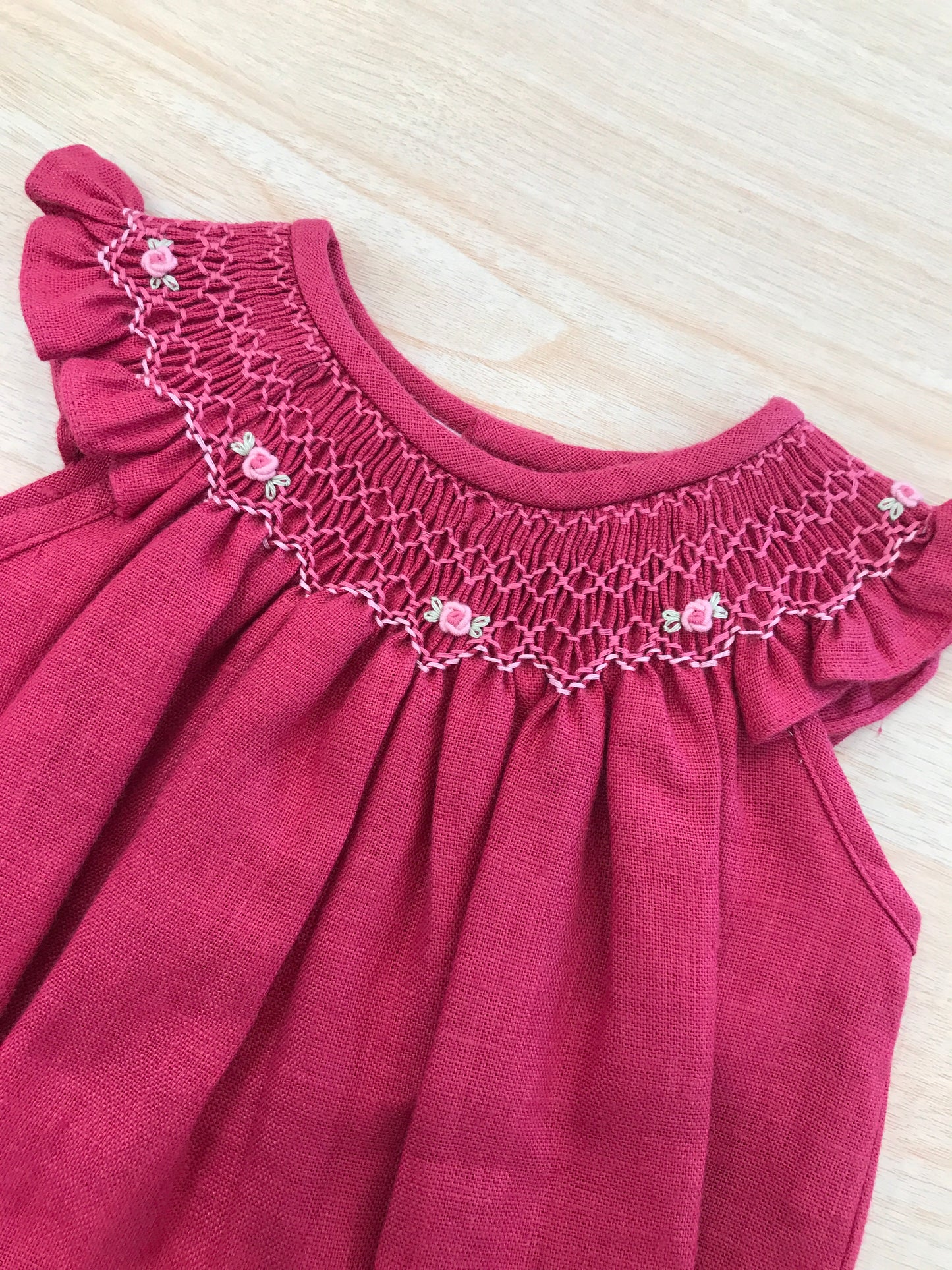 Pagliaccetto Les Enfants de Gisele in lino magenta con rusche e collo lavorato da punto smock con roselline