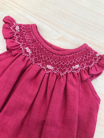 Pagliaccetto Les Enfants de Gisele in lino magenta con rusche e collo lavorato da punto smock con roselline